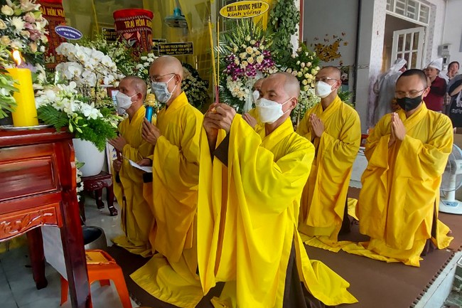 Viếng tang lễ Phật tử Liên Lan