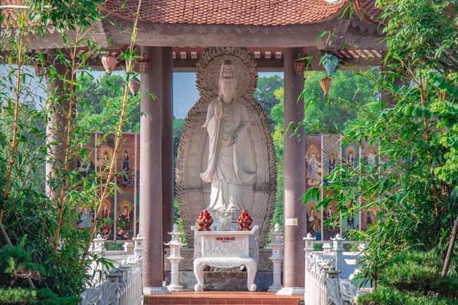 One-Day peaceful Retreat and thanks to Avalokitesvara at Hoa Phuc Pagoda