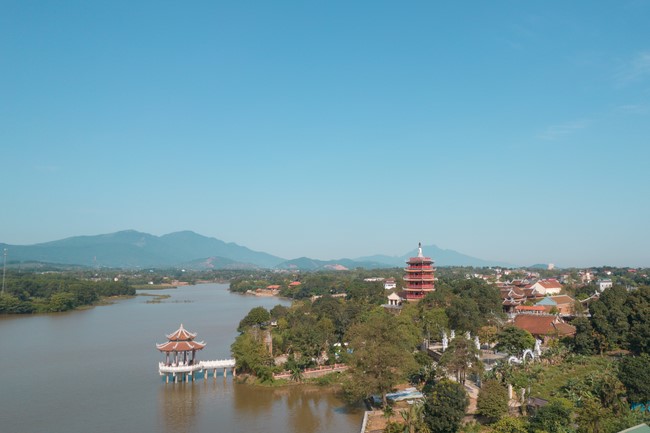 Visit and offering incense at Hoa Phuc pagoda of Bac Giang students