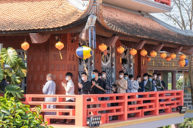 Visit and offering incense at Hoa Phuc pagoda of Bac Giang students