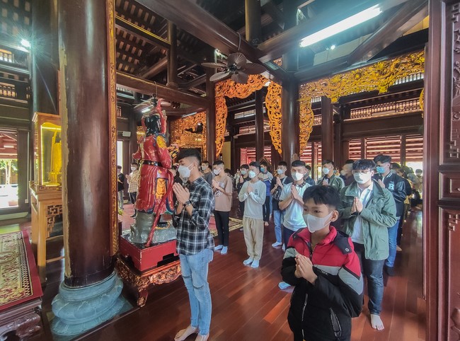 Visit and offering incense at Hoa Phuc pagoda of Bac Giang students