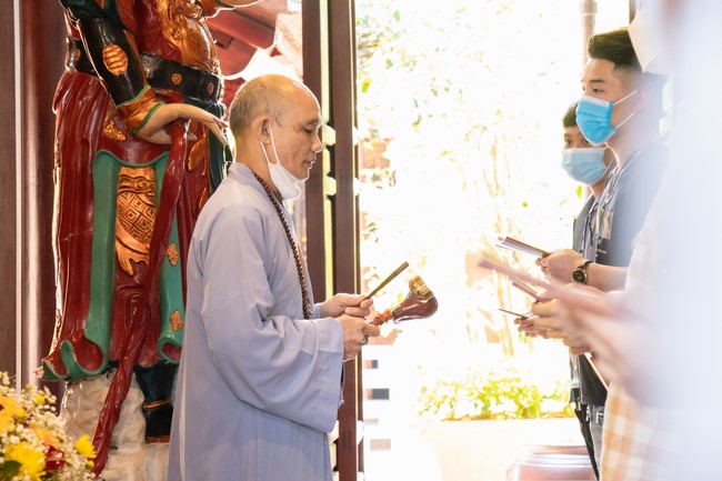 Visit and offering incense at Hoa Phuc pagoda of Bac Giang students