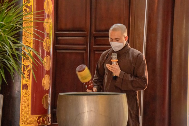 Visit and offering incense at Hoa Phuc pagoda of Bac Giang students