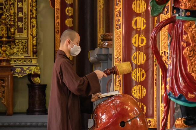 Visit and offering incense at Hoa Phuc pagoda of Bac Giang students