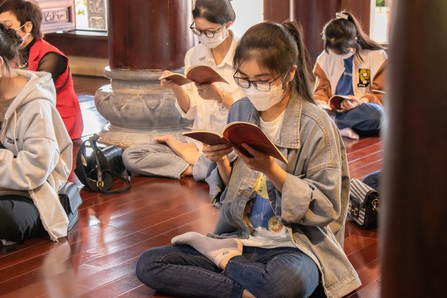 Visit and offering incense at Hoa Phuc pagoda of Bac Giang students