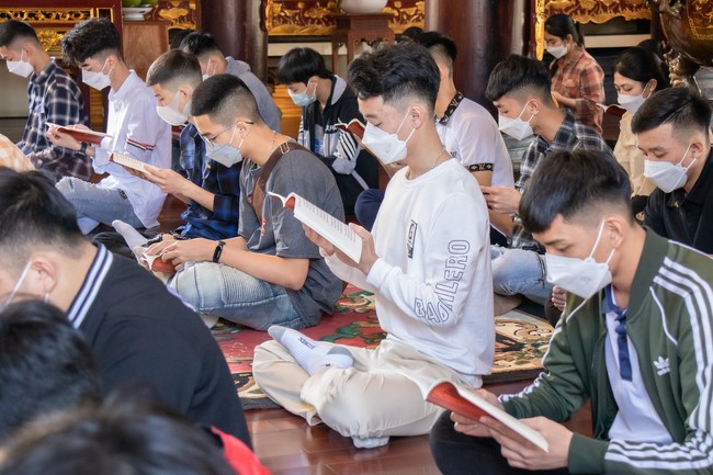 Visit and offering incense at Hoa Phuc pagoda of Bac Giang students