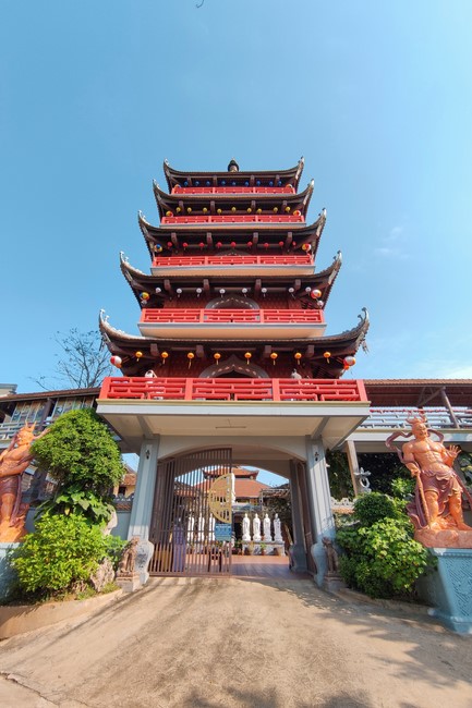 Visit and offering incense at Hoa Phuc pagoda of Bac Giang students