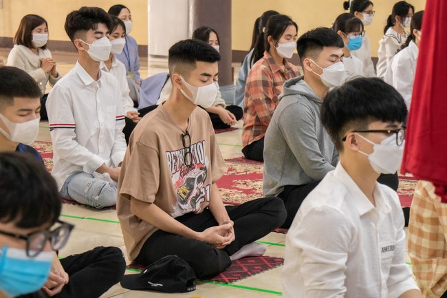 Visit and offering incense at Hoa Phuc pagoda of Bac Giang students