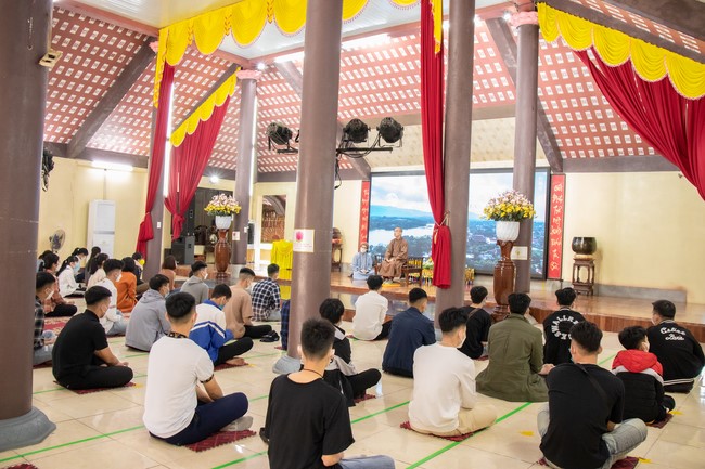 Visit and offering incense at Hoa Phuc pagoda of Bac Giang students
