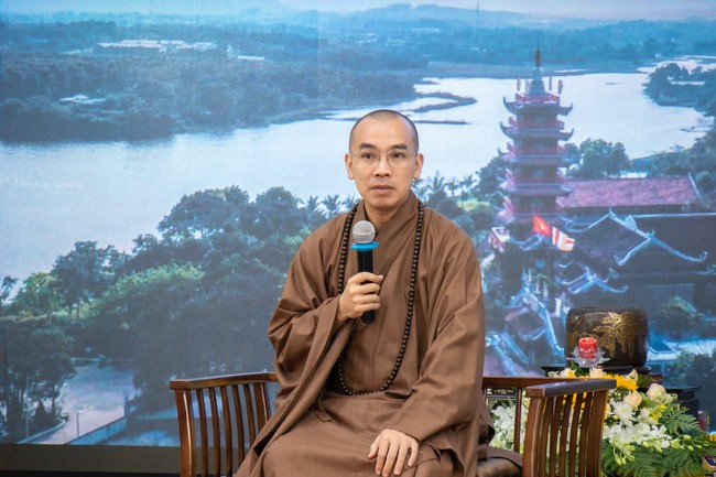 Visit and offering incense at Hoa Phuc pagoda of Bac Giang students