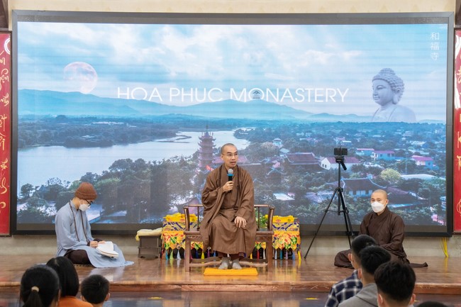 Visit and offering incense at Hoa Phuc pagoda of Bac Giang students