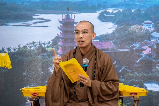 Visit and offering incense at Hoa Phuc pagoda of Bac Giang students