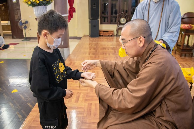 Visit and offering incense at Hoa Phuc pagoda of Bac Giang students