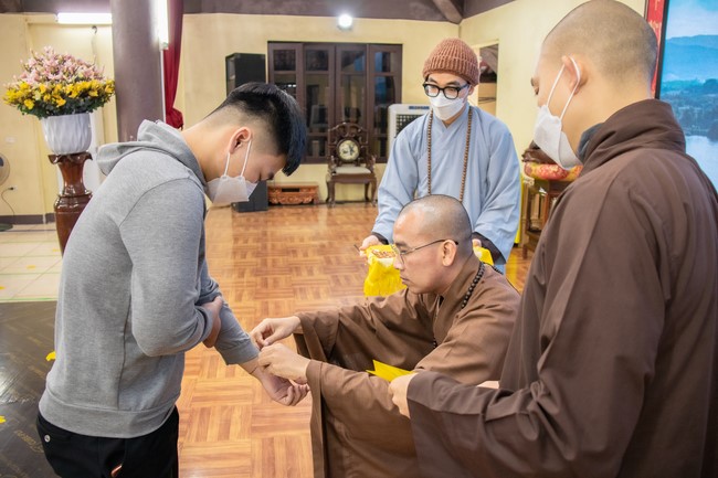 Visit and offering incense at Hoa Phuc pagoda of Bac Giang students