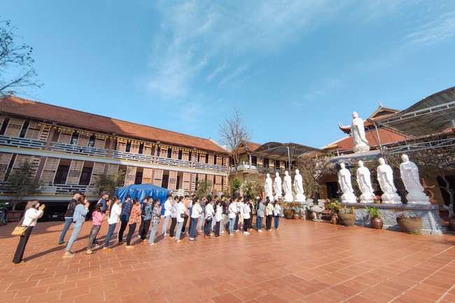Visit and offering incense at Hoa Phuc pagoda of Bac Giang students