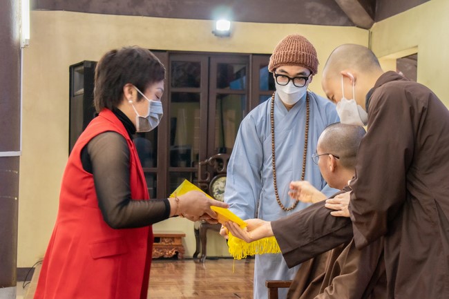 Visit and offering incense at Hoa Phuc pagoda of Bac Giang students