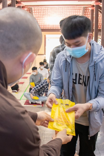 Visit and offering incense at Hoa Phuc pagoda of Bac Giang students