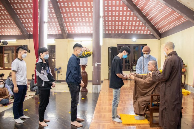 Visit and offering incense at Hoa Phuc pagoda of Bac Giang students
