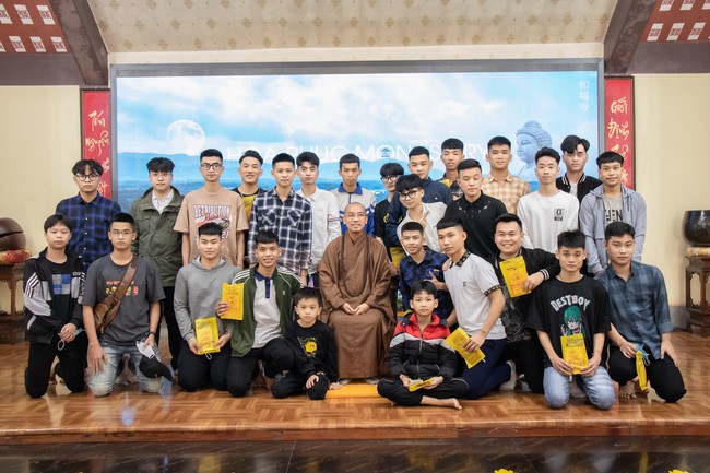 Visit and offering incense at Hoa Phuc pagoda of Bac Giang students