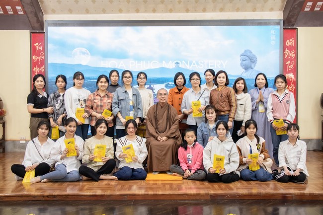 Visit and offering incense at Hoa Phuc pagoda of Bac Giang students
