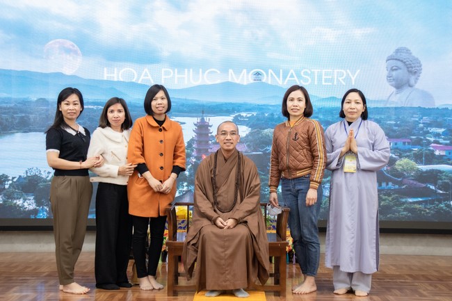 Visit and offering incense at Hoa Phuc pagoda of Bac Giang students