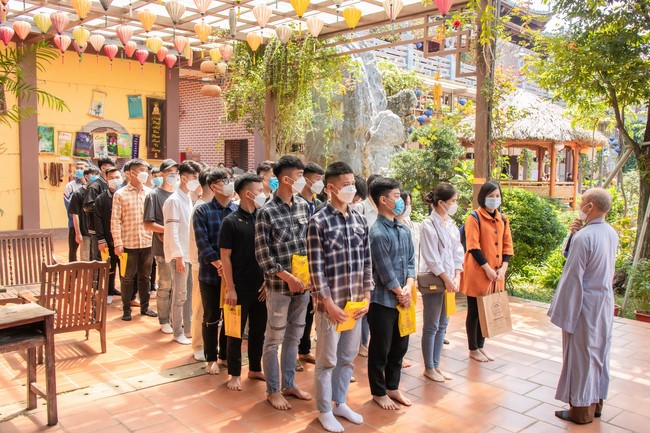 Visit and offering incense at Hoa Phuc pagoda of Bac Giang students