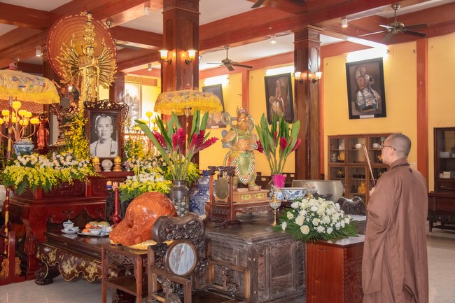 Visit and offering incense at Hoa Phuc pagoda of Bac Giang students