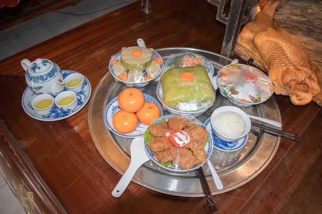 Visit and offering incense at Hoa Phuc pagoda of Bac Giang students