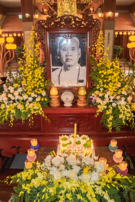 Visit and offering incense at Hoa Phuc pagoda of Bac Giang students