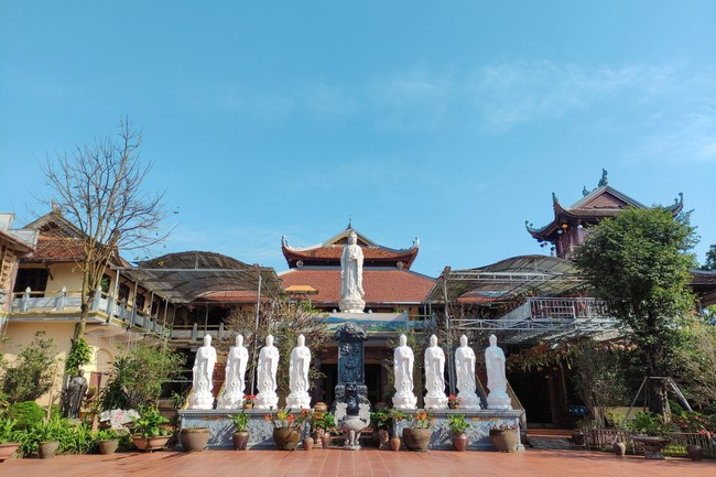 Visit and offering incense at Hoa Phuc pagoda of Bac Giang students
