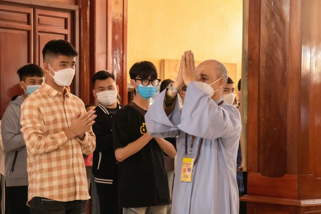 Visit and offering incense at Hoa Phuc pagoda of Bac Giang students