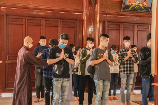 Visit and offering incense at Hoa Phuc pagoda of Bac Giang students
