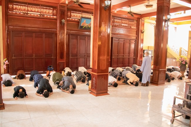 Visit and offering incense at Hoa Phuc pagoda of Bac Giang students