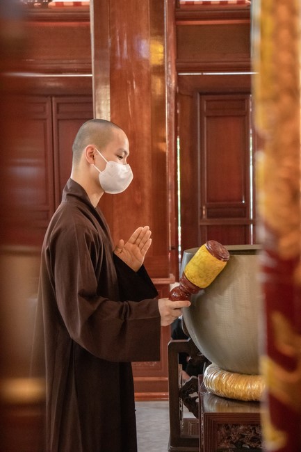 Visit and offering incense at Hoa Phuc pagoda of Bac Giang students
