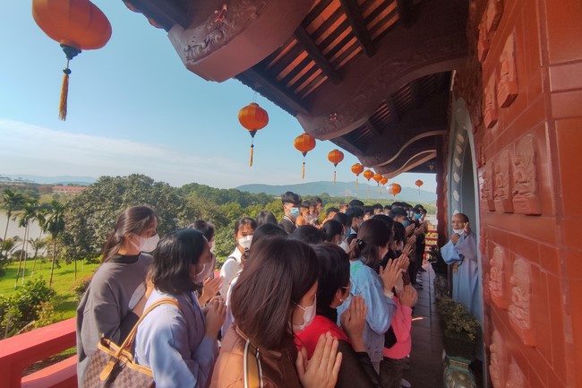 Visit and offering incense at Hoa Phuc pagoda of Bac Giang students