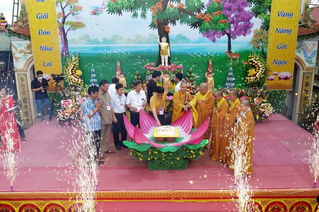 The Buddha’s birthday celebration at Dong Cao pagoda
