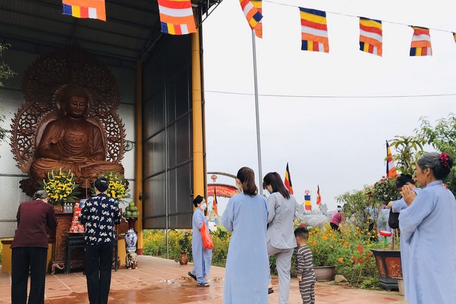 The Buddha’s birthday celebration at Dong Cao pagoda