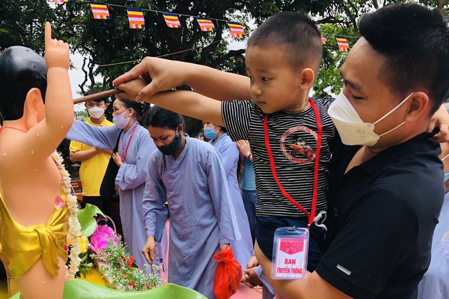 The Buddha’s birthday celebration at Dong Cao pagoda