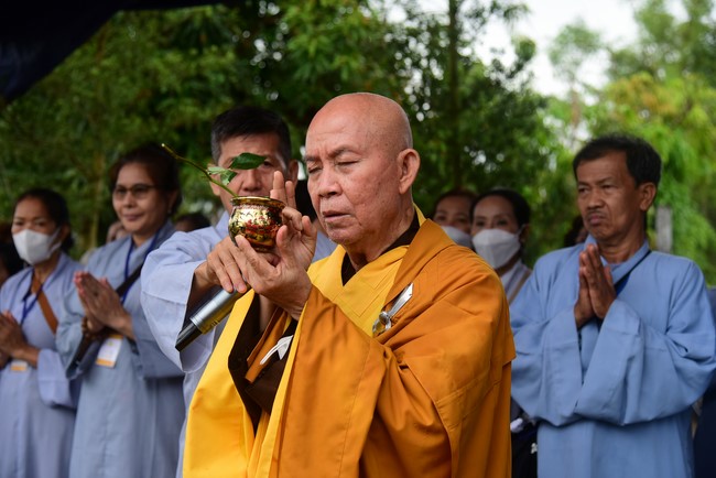 Lễ Sái Tịnh đúc chuông và tặng quà Quảng Ngãi