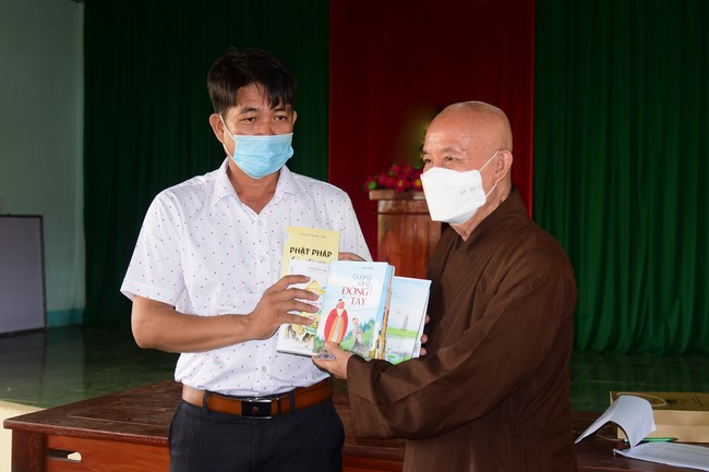 Lễ Sái Tịnh đúc chuông và tặng quà Quảng Ngãi