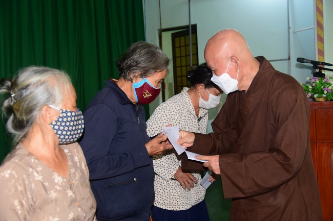 Lễ Sái Tịnh đúc chuông và tặng quà Quảng Ngãi