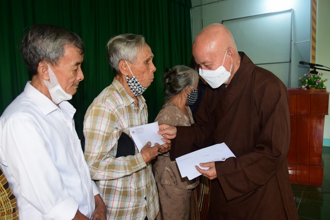 Lễ Sái Tịnh đúc chuông và tặng quà Quảng Ngãi