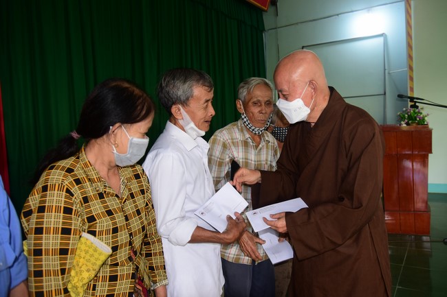 Lễ Sái Tịnh đúc chuông và tặng quà Quảng Ngãi