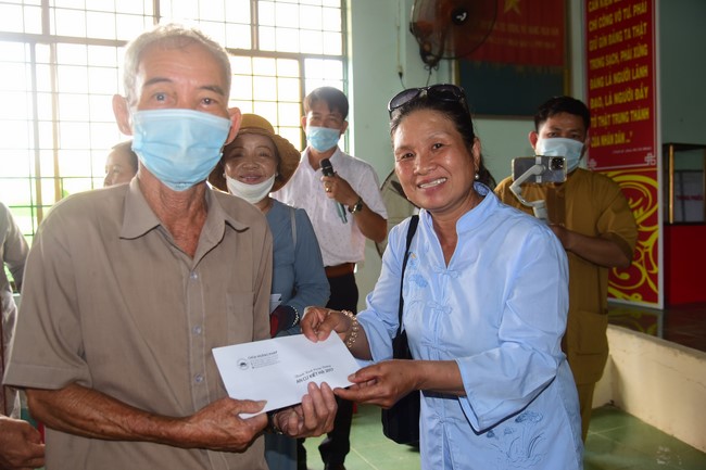 Lễ Sái Tịnh đúc chuông và tặng quà Quảng Ngãi