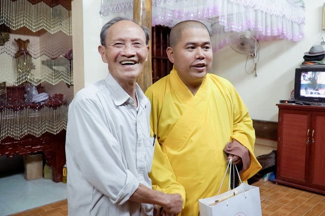 Visiting old people ever being volunteer doing at Dong Cao Pagoda