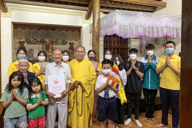 Visiting old people ever being volunteer doing at Dong Cao Pagoda