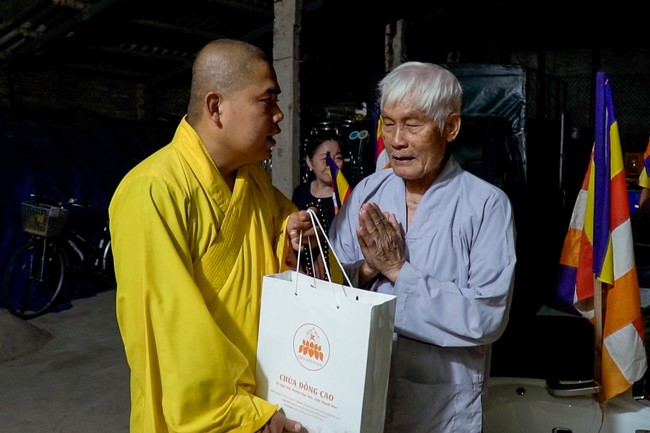 Visiting old people ever being volunteer doing at Dong Cao Pagoda