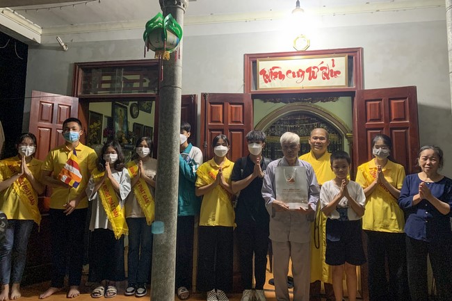 Visiting old people ever being volunteer doing at Dong Cao Pagoda