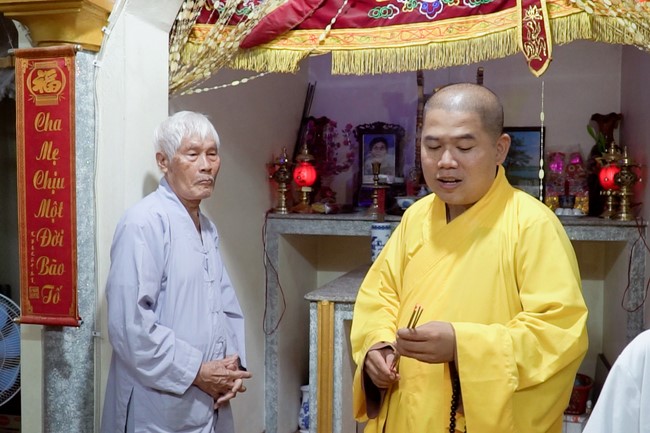 Visiting old people ever being volunteer doing at Dong Cao Pagoda