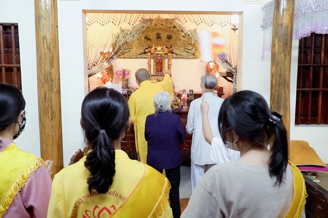 Visiting old people ever being volunteer doing at Dong Cao Pagoda